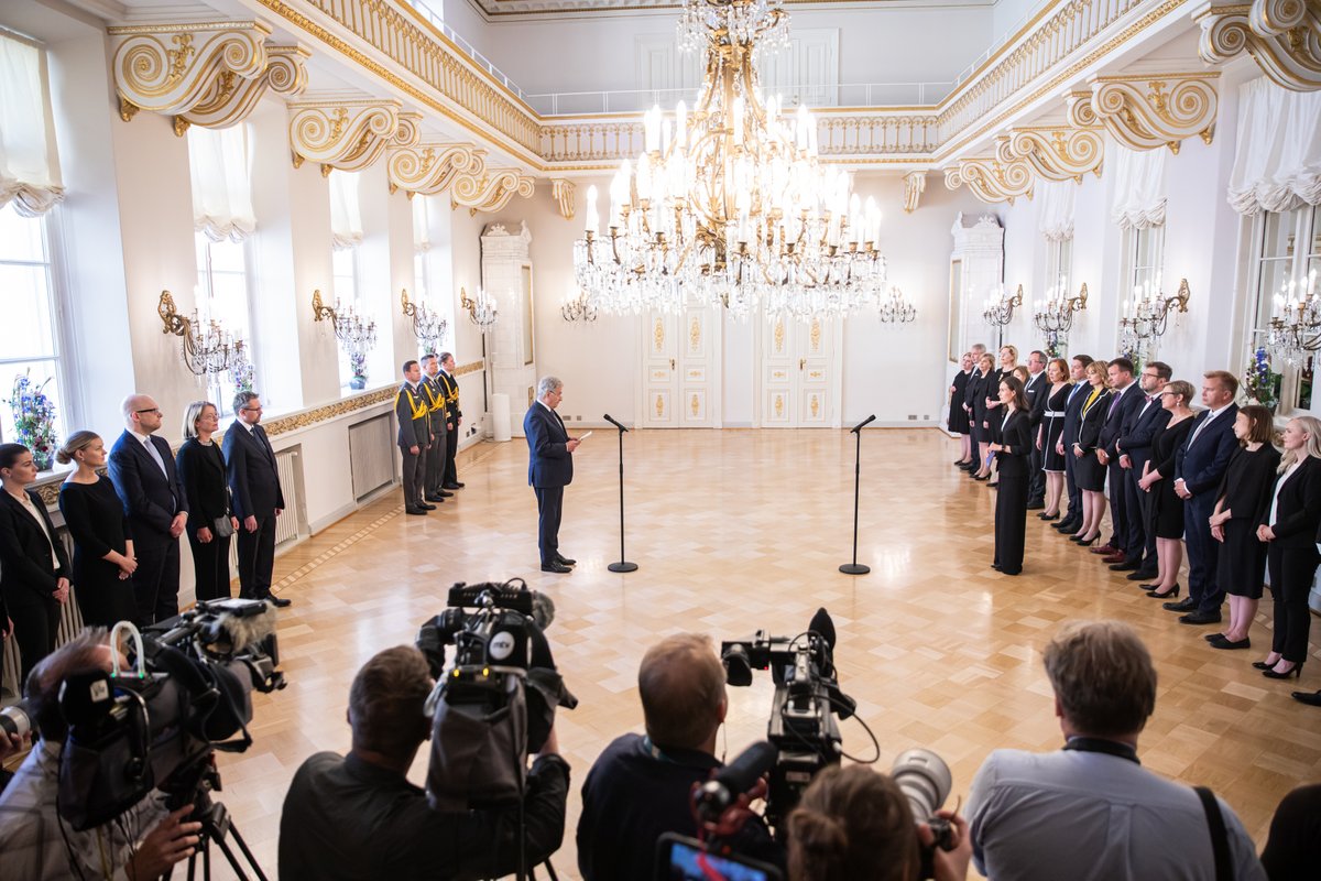 valtioneuvosto's tweet photo. Tasavallan presidentti myönsi eron Marinin hallitukselle. Marinin hallitus toimi virassaan 1289 päivää, josta toimitusministeristönä 6. huhtikuuta alkaen.

@MarinSanna piti jäähyväispuheen tasavallan presidentille Presidentinlinnassa.

🗣️ Puhe: https://t.co/75BGA2oJTo https://t.co/Ay7JTYmGmT