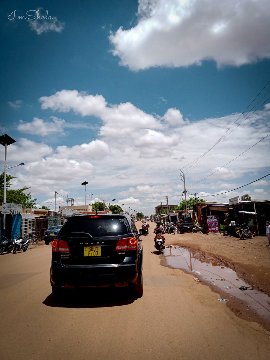 ImShola's tweet photo. Un moment capturé en pleine circulation. La route s'étend devant moi, pleine de promesses et d'aventures. Ces instants simples mais précieux me rappellent l'importance de profiter du voyage autant que de la destination. 🚩 Tanghin 🇧🇫 #DiscoverBF #PhoneShoot #photooftheday https://t.co/E0By5JPtZN