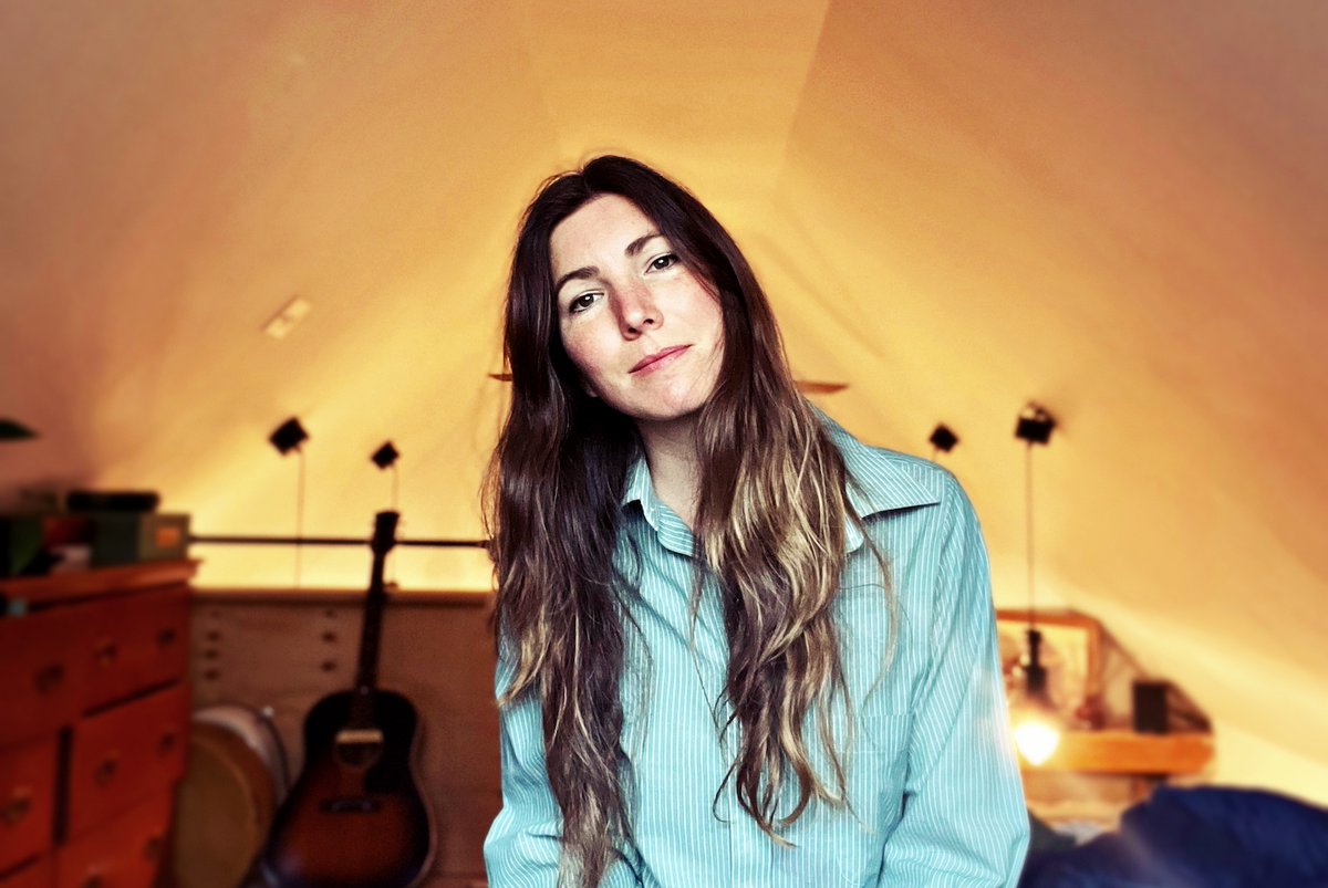Anna Tivel releasing a living room live version of last year's ‘Outsiders’ LP, and here's lead single "The Bell" brooklynvegan.com/anna-tivel-rel…