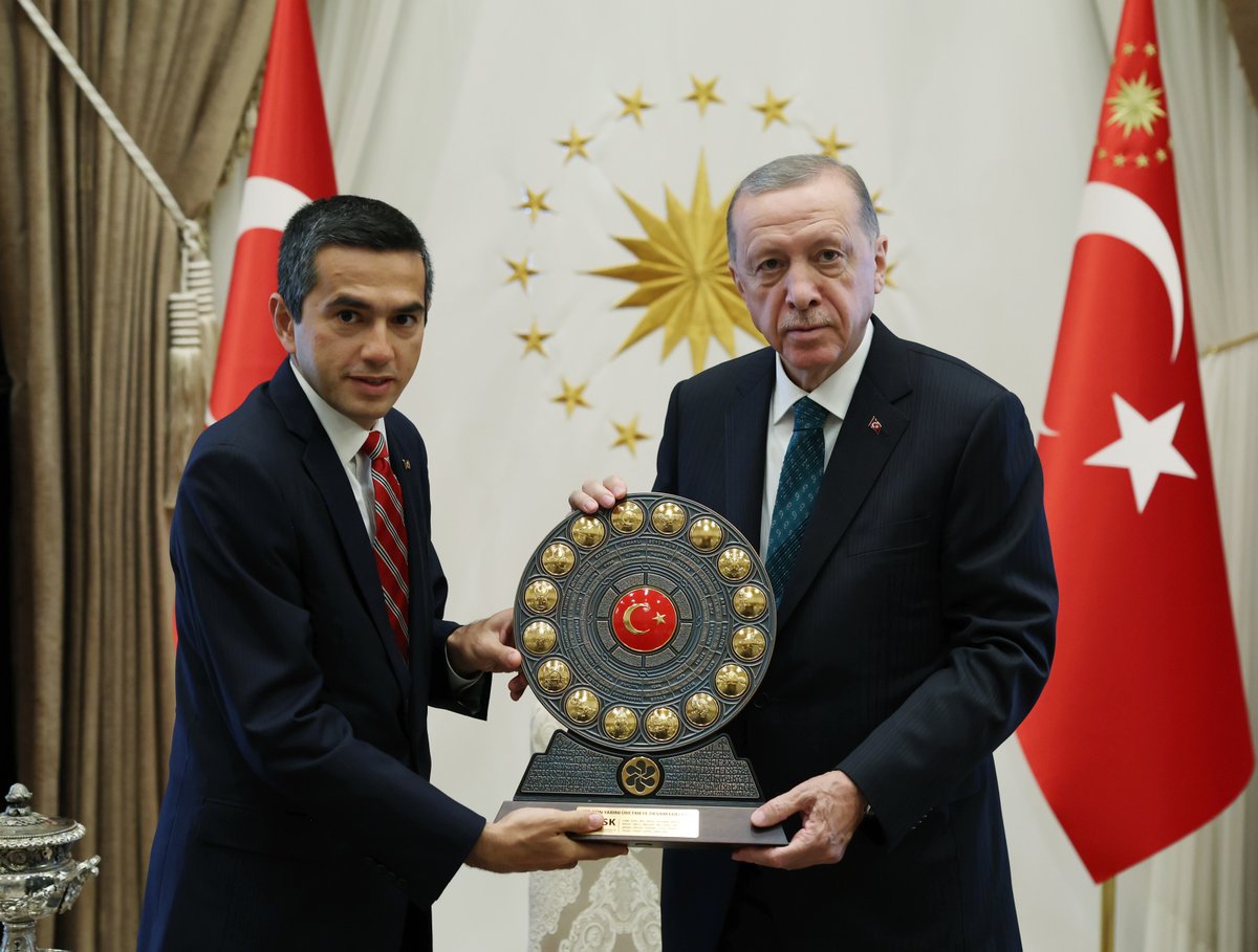 Cumhurbaşkanımız Recep Tayyip Erdoğan, Çalışma Bakanı Vedat Işıkhan, Tisk Başkanı Özgür Burak Akkol ve Türk-iş Başkanı Ergün Atalay'ı, Cumhurbaşkanlığı Külliyesi'nde kabul etti.