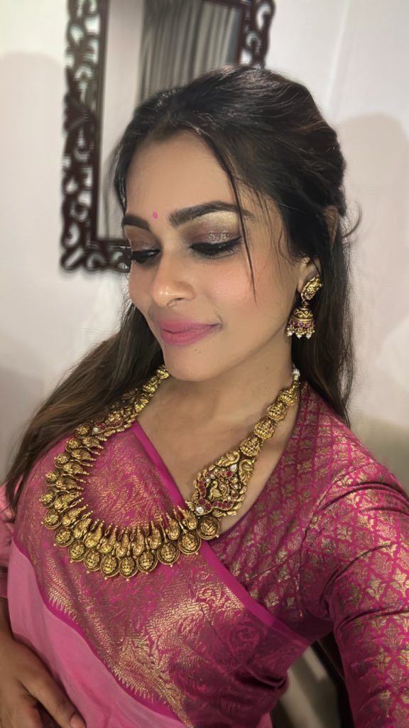 PrincessKikian's tweet photo. Gorgeous,Beautiful,Alluring And Confident Goddess @KikiVijay Madam Posing With A Smile. https://t.co/fKTU7QwmwH