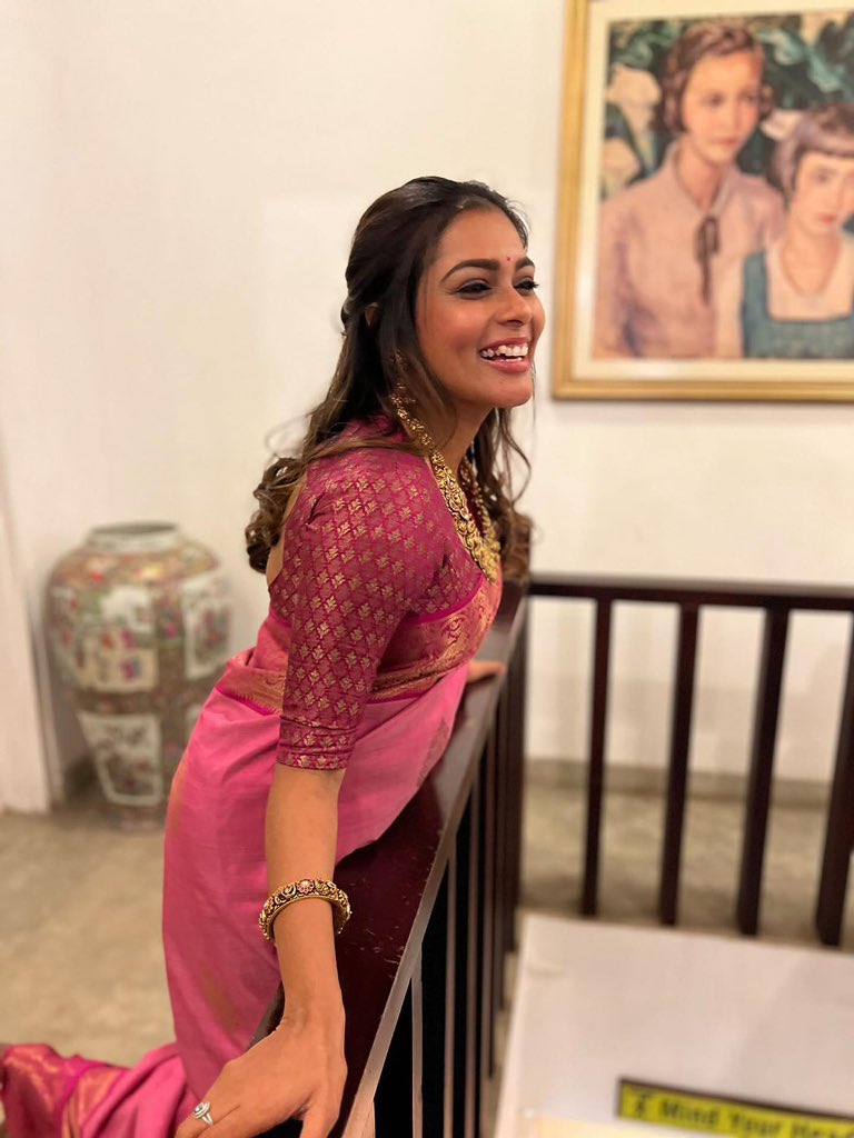 PrincessKikian's tweet photo. Gorgeous,Beautiful,Alluring And Confident Goddess @KikiVijay Madam Posing With A Smile. https://t.co/fKTU7QwmwH