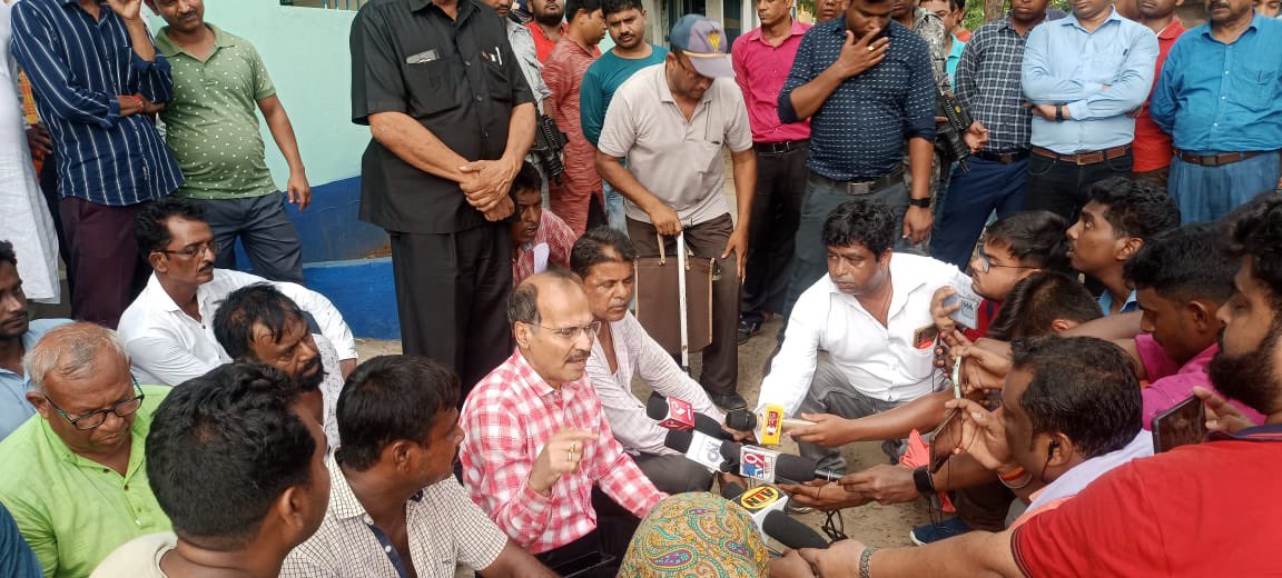 INCWestBengal's tweet photo. There’s no #Democracy in #WB. @AITCofficial goons tore “B” forms of @INCIndia candidates inside #BDO office at #Barwan of #Murshidabad in front of police. @INCWestBengal President @adhirrcinc immediately rushed there & started sit-in agitation in front of BDO Office. @kharge @ANI https://t.co/gKR5dCJuYP