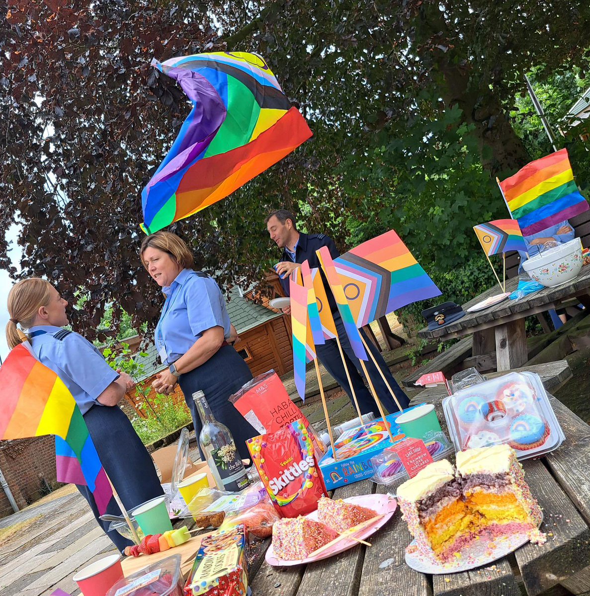 Thank you to Sqn Ldr Smith and RAFMS Colleagues for organising a #PridePicnic today as a part of #pridemonth2023 
I couldn’t be there to spend time with you all, but thanks for bringing back some cake 🌈 #LGBTQ+ #proudtoserve 🌈