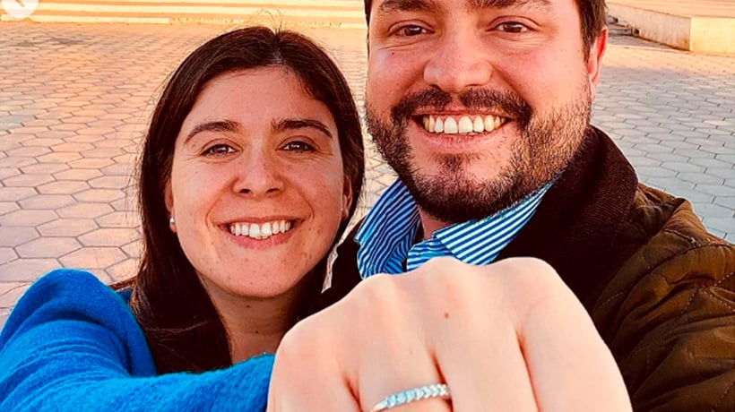 BotCheckerCL's tweet photo. Negocio familiar: 
Felipe Cabrera (de fundación "Ideas Republicanas") novio de la diputada Chiara Barchiesi, fue contratado por 2.5 millones aprox. en el Consejo Constitucional como asesor de la bancada republicana a la que pertenece su cuñado Antonio Barchiesi.

La resolución del Consejo Resolutivo de Asignaciones Parlamentarias establece que «no podrá contratarse a cónyuges, convivientes civiles o parientes por consanguinidad o afinidad hasta el cuarto grado inclusive».
En el caso de Cabrera lo anterio no aplica, puesto que si bien está comprometido con Barchiesi, el matrimonio (convenientemente) aún no se ha materializado.