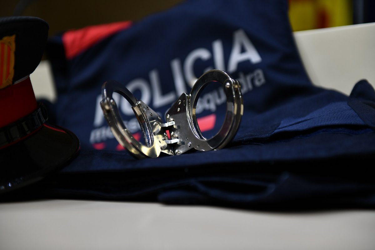 Uns lladres envolten un turista a Lloret de Mar i li sostreuen un rellotge valorat en 40.000€ amenaçant-lo amb un ganivet. Detenim tres homes com autors del robatori