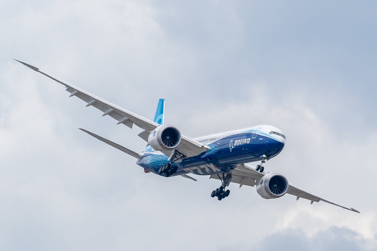 The of a *very* impressive flight display by the Boeing 777-9 at #ParisAirShow #PAS2023 #SIAE2023 @airwaysmagazine