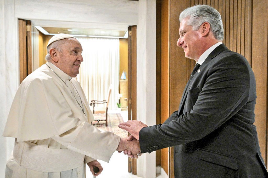 MichelCaballero's tweet photo. ¡DURO GOLPE A LA DERECHA!

El Papá venció las campañas mediáticas contra Cuba y su pueblo. Fraterno encuentro en el Vaticano. 🇨🇺 https://t.co/uJy9vZyYLq
