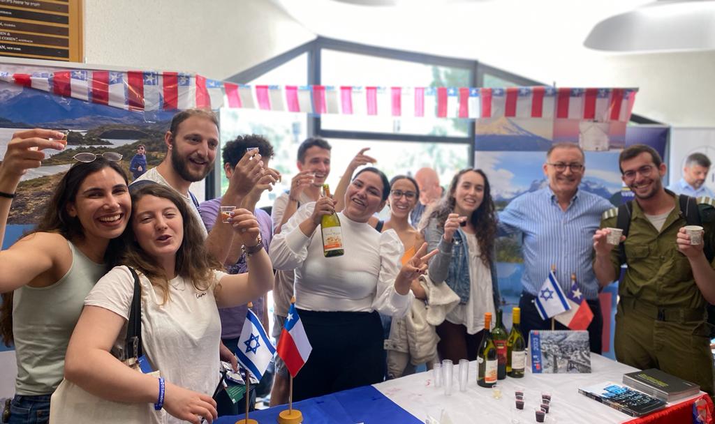 EmbChileIsrael's tweet photo. @EmbChileIsrael participa en importante feria Latinoamericana en la @HebrewU para divulgar la cultura y promover el turismo en #Chile con cata de vino 🇨🇱 y degustación de comida #chilena #VisitChile #TurismoenChile #DiplomaciaCultural https://t.co/ub4ISggkFm