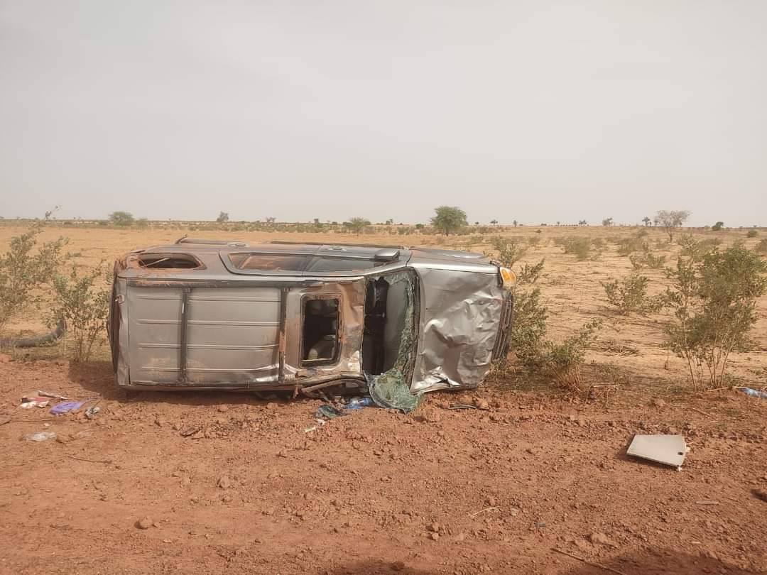 AhmadouAtafa's tweet photo. #Niger : 3 blessés après l'accident d'un véhicule des équipes de @anlctiniger en partance à #Malbaza pour une formation des acteurs locaux. L'accident s'est produit ce 20 juin entre #Doutchi et #Konni. Les blessés évacués à #Dogondoutchi puis à #Niamey après les premiers soins. https://t.co/PntMZPkrKf