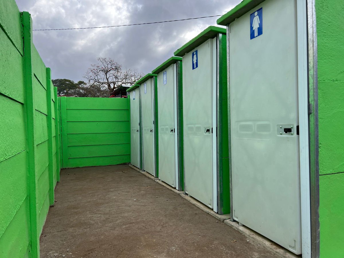 mark_barnes56's tweet photo. 🇿🇦Breadline Africa and I have joined forces to eradicate pit toilets in schools in SA - our first flush will be at Umsunduze Primary School on Thursday! Listen up on 702 at 18:40 tonight - see before/after below …🇿🇦 https://t.co/9zaMNzb0GD