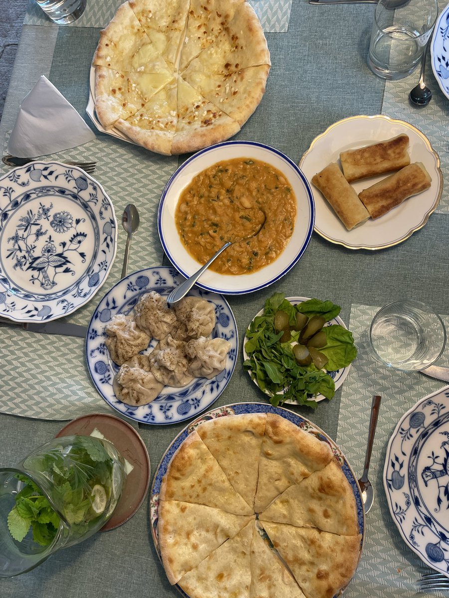 stromab's tweet photo. #FürDieElternGekocht - heute zum Mittag (mit Gästen) mal wieder georgische🇬🇪Küche (dank der emsigen Pflegefachkraft)
🤤#Chatschapuri/#Lobiani #Bliny #Chinkali u. ich steuere ein Erdbeer-/Heidelbeer-Dessert m. Joghurt u. Granola hinzu.
🤜🏻Da können die Pflegeheime in DE einpacken! https://t.co/qMG24LHy3t