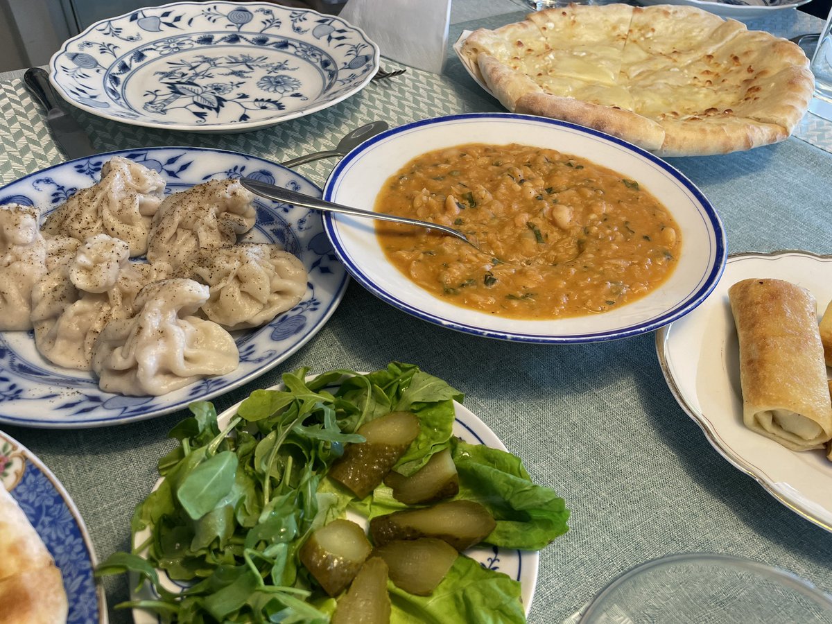 stromab's tweet photo. #FürDieElternGekocht - heute zum Mittag (mit Gästen) mal wieder georgische🇬🇪Küche (dank der emsigen Pflegefachkraft)
🤤#Chatschapuri/#Lobiani #Bliny #Chinkali u. ich steuere ein Erdbeer-/Heidelbeer-Dessert m. Joghurt u. Granola hinzu.
🤜🏻Da können die Pflegeheime in DE einpacken! https://t.co/qMG24LHy3t