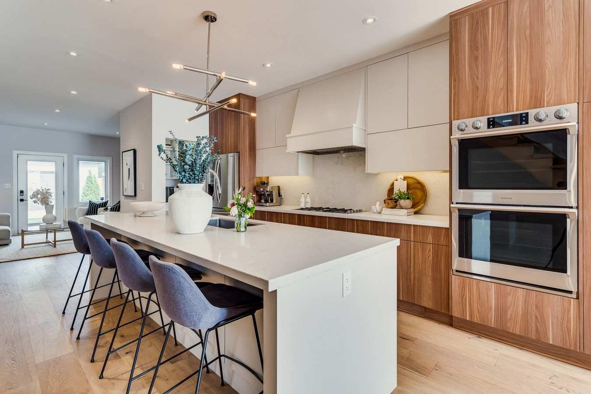 youtu.be/aEWwNZdwAwE?li…

For Sale 353 Winona Dr. Rarely offered custom modern home with 4+1 beds and 5 baths. Approximately 3,200 sq ft of living space including close to 2,500 sq ft above grade + spacious lower level with soaring ceilings.