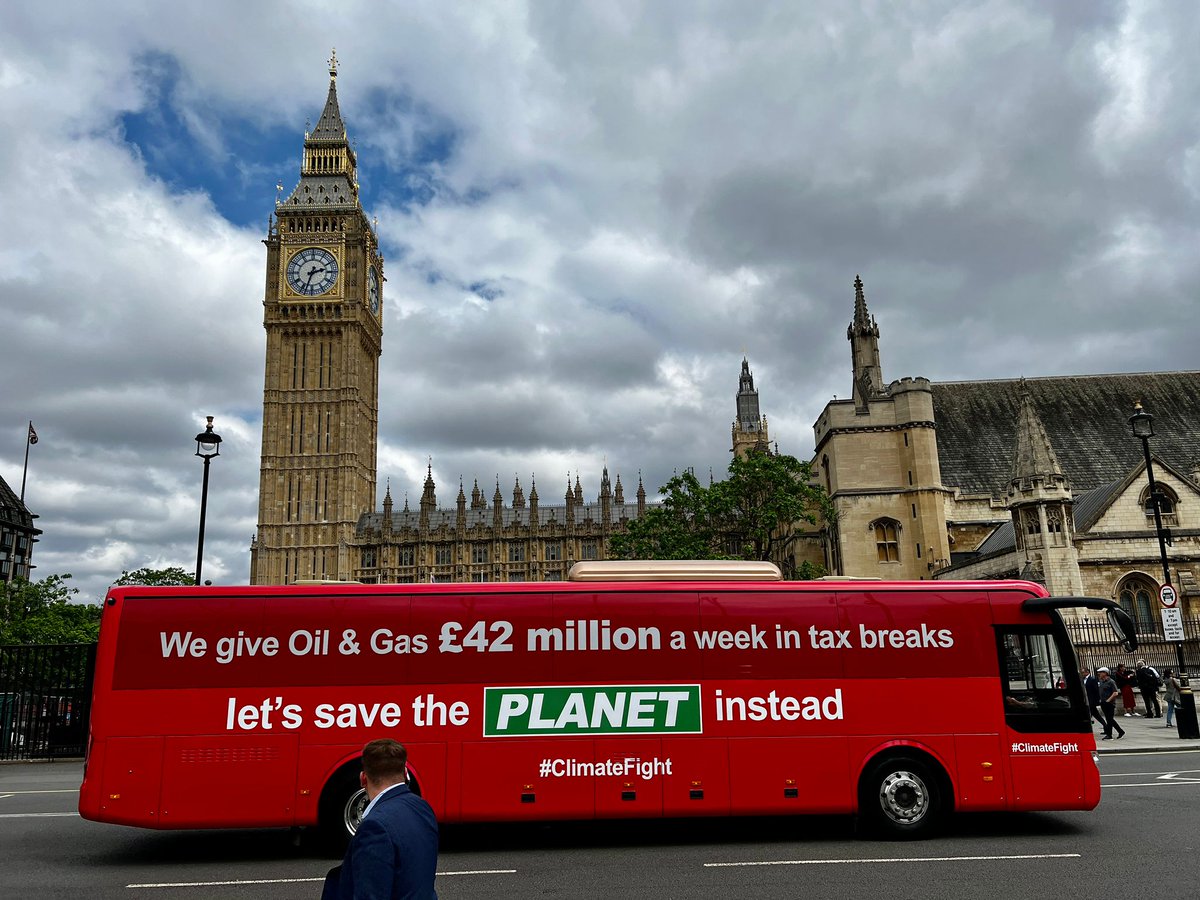 I’ve emailed @jeremy_hunt I’ve asked for a meeting. But so far, nothing. So I’ve had to get on the - electric - bus. Hopefully he’ll notice me + 40ft of slogan. (Remind you of anything?) #climatefight #savetheplanet