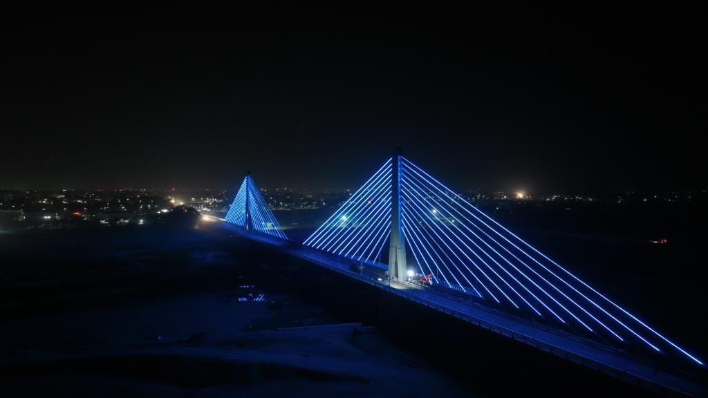 KTRBRS's tweet photo. More pictures with the Bridge all lit 🔥 https://t.co/gpHsPFscps
