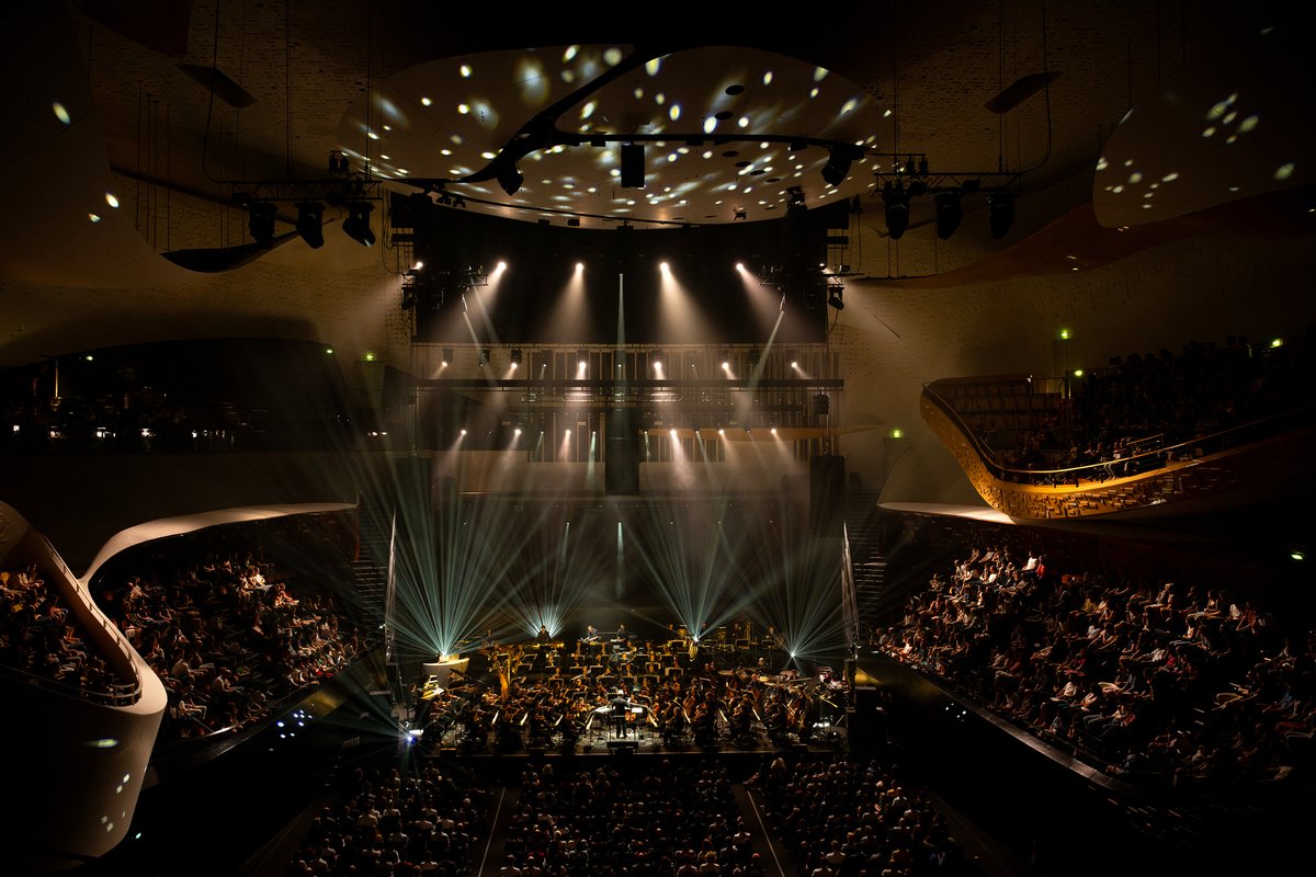 Deux concerts mémorables de @RoneOfficial et @Auditorium_ONL dirigé par Dirk Brossé hier et aujourd’hui ! Avec le concours de Cubenx aux machines, du Chœur Spirito, de Romain Allender aux arrangements et d’Alain Damasio en invité surprise.

📷 Joachim Bertrand