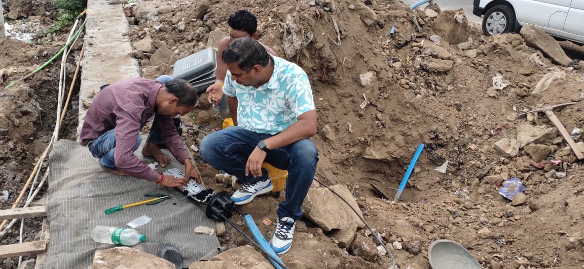 BSNLKOTA143761's tweet image. Ofc team kota at work. Irrespective of weather condition.
#HeavyRains  
#BSNL