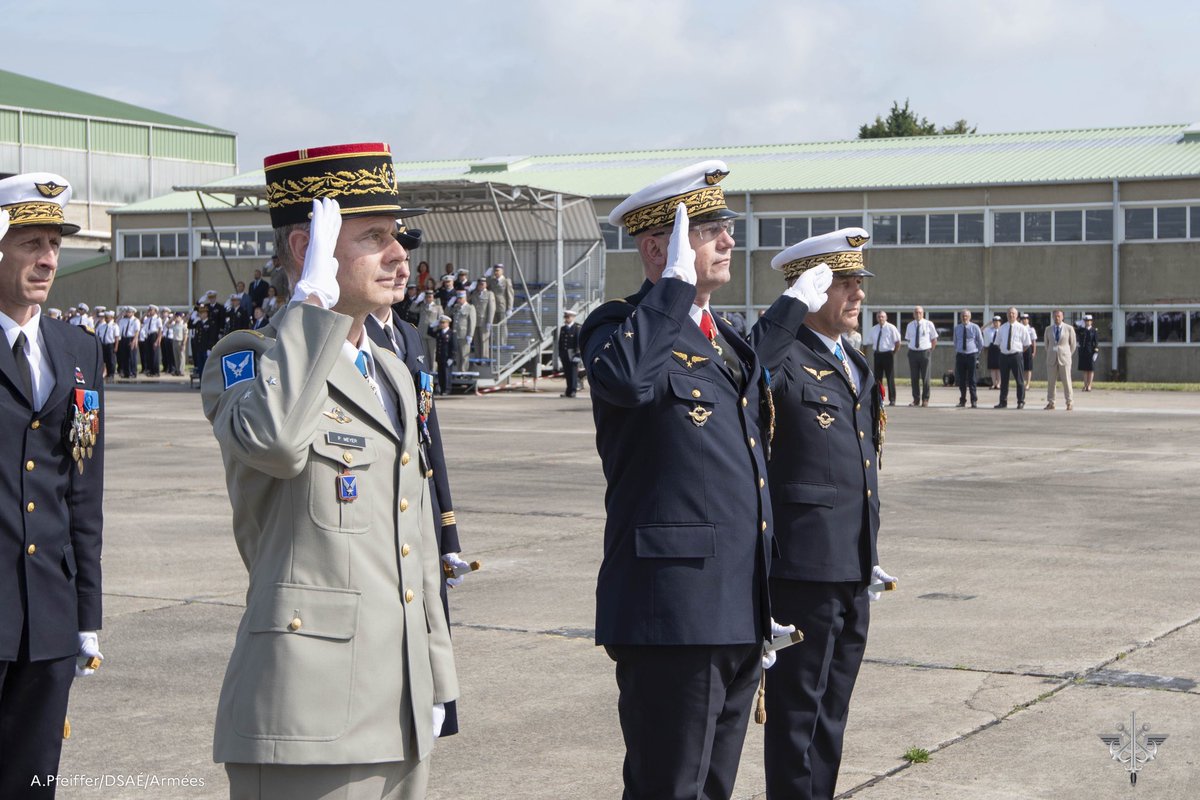 COM_ALAT's tweet photo. Très heureux d’avoir participé à la cérémonie marquant les 10e et 20e anniversaires de la DSAÉ et du BEA-É sur la #BA107 de #Villacoublay. Une belle occasion de remercier le personnel de ces deux organismes pour leur action essentielle au profit de la sécurité aéronautique. https://t.co/NfV7sXdWiw
