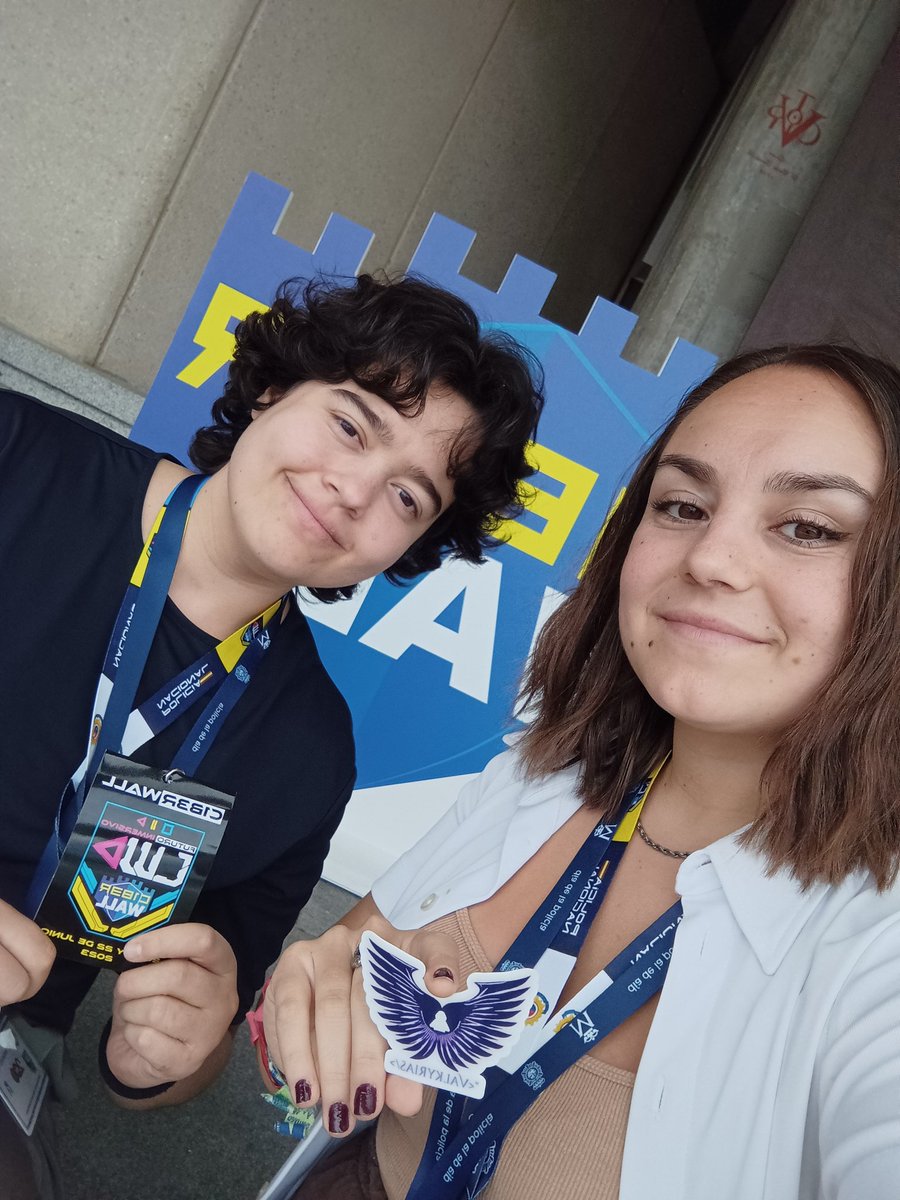 V4lkyr14s's tweet photo. Dos de nuestras Valkyrias están disfrutando del primer día de #ciberwall2023 ✌🏻💜
#ciberwall @C1b3rWall #c1b3rwall2023 https://t.co/hZLbOCjkMP