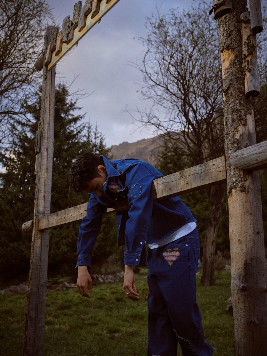 lay_studio's tweet photo. BOSS @layzhang: Let's call it a day. It’s time to relax and have some fun! https://t.co/e4cuKaWxeV
