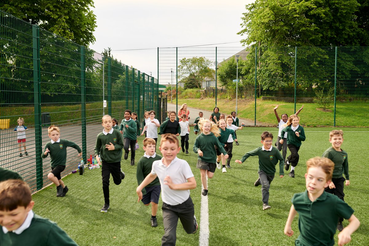 _thedailymile's tweet photo. Huge thank you to @Stoneywood_1 and @MissKSmith2 for letting us watch your #DailyMile in action this morning! 🌟 It was such fun meeting you all and we love the personalised 'thank you' cards that you drew for us! 😍 Keep up the great work with The #DailyMile! 👍 https://t.co/fMIF6ZlwMh