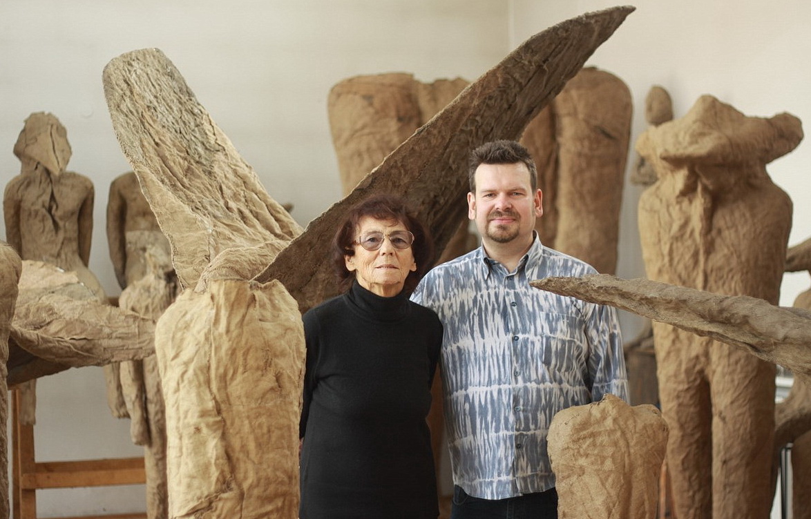 Honoring Magdalena Abakanowicz: Pioneering the Art of Abakans
#MagdalenaAbakanowicz #Abakans #PolishSculptor #ArtisticInnovation #LegacyofArt #SculptureTrailblazer #GoogleDoodle #AgoraCollection #ArtistInspiration #ArtisticVision
buzzztrend.com/honoring-magda…