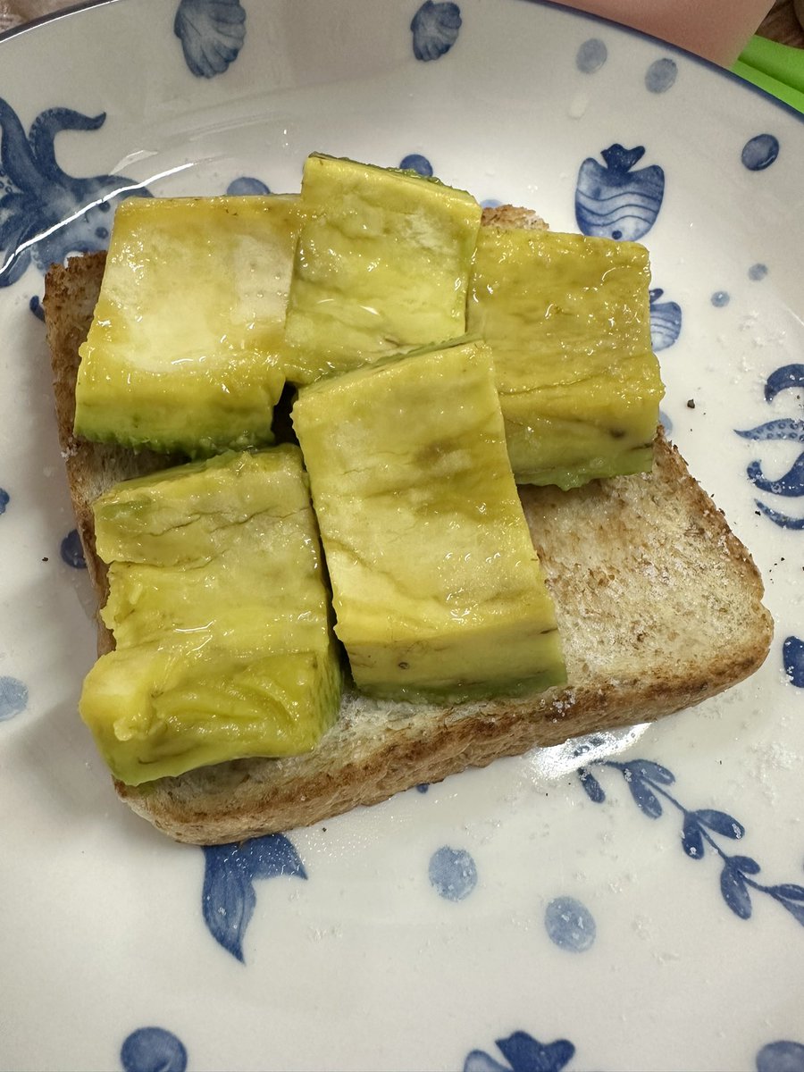 ทวิตนี้เป็นบันทึกโง่ๆเกี่ยวกับการก้าวข้าม trauma เรื่องพ่อ:

วันนี้จะทำขนมปังปิ้งอะโวคาโดกิน เลยตั้งใจปิ้งกินคนเดียว ตะโกนข้ามหัวป๊าไปถามแม่ว่า “แม่กินมั้ย” โดยไม่คิดจะถามเขา แม่ตอบว่าไม่เอา แล้วเราก็หันไปทำขนมปังต่อ ไม่ได้เอ่ยปากถามใครอีกคนที่นั่งหัวโด่อยู่ตรงนั้น