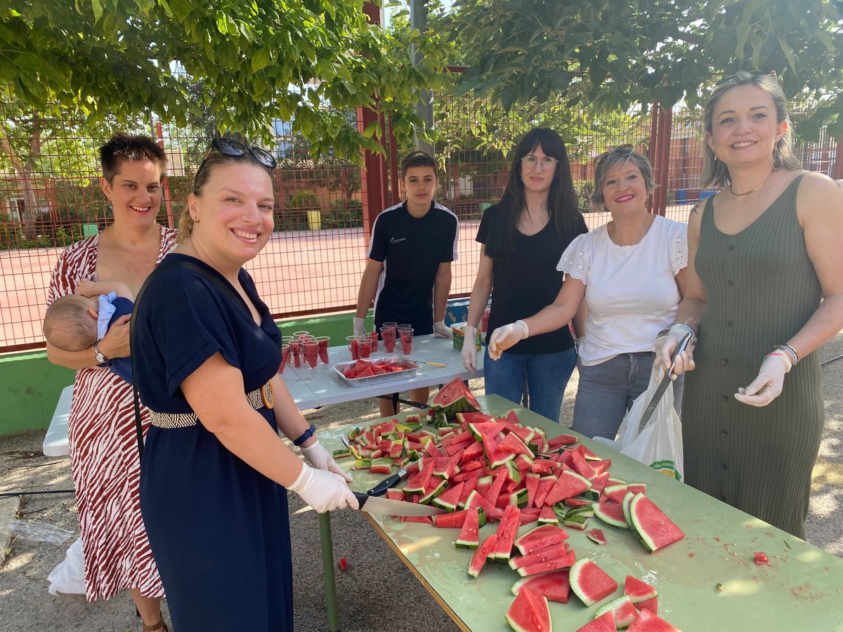 CeipPaz's tweet photo. Hoy ha hecho mucho calor…pero el día de la sandía nos ha aliviado a todos/as.
 Gracias AMPA por la iniciativa. 
@Educarm @innovaedum @AytoYecla https://t.co/Z3lDhpIGdw