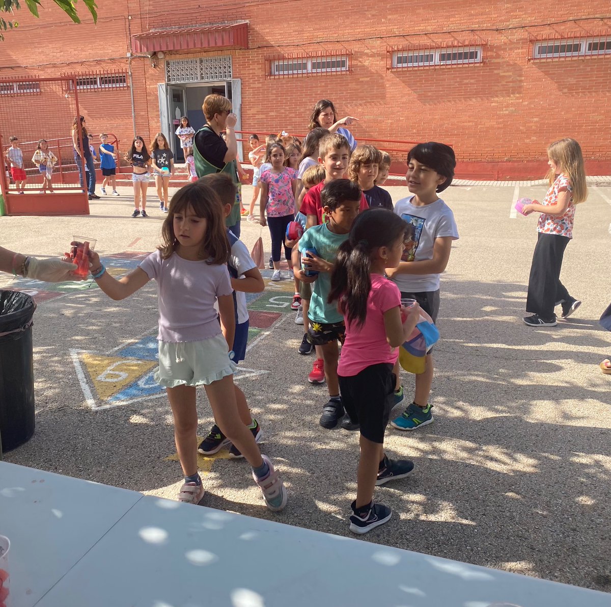 CeipPaz's tweet photo. Hoy ha hecho mucho calor…pero el día de la sandía nos ha aliviado a todos/as.
 Gracias AMPA por la iniciativa. 
@Educarm @innovaedum @AytoYecla https://t.co/Z3lDhpIGdw