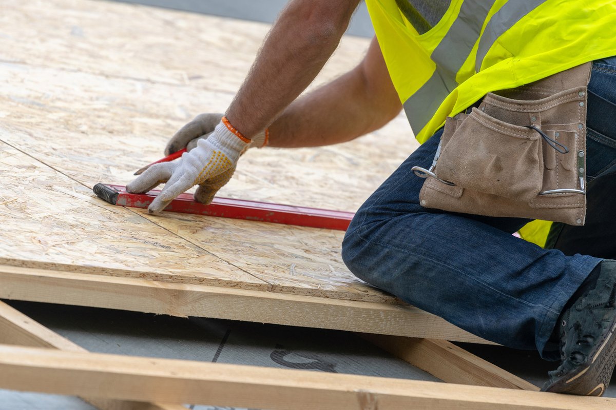 WHICH WAY SHOULD YOU INSTALL OSB ON A ROOF?
Sagging may result if panels are installed incorrectly.

osb.westfraser.com/blog/which-way…
#westfraser #solarbord #trubord #OSB #OSBroof #osbsheathing #construction #constructionlife #building #architecture