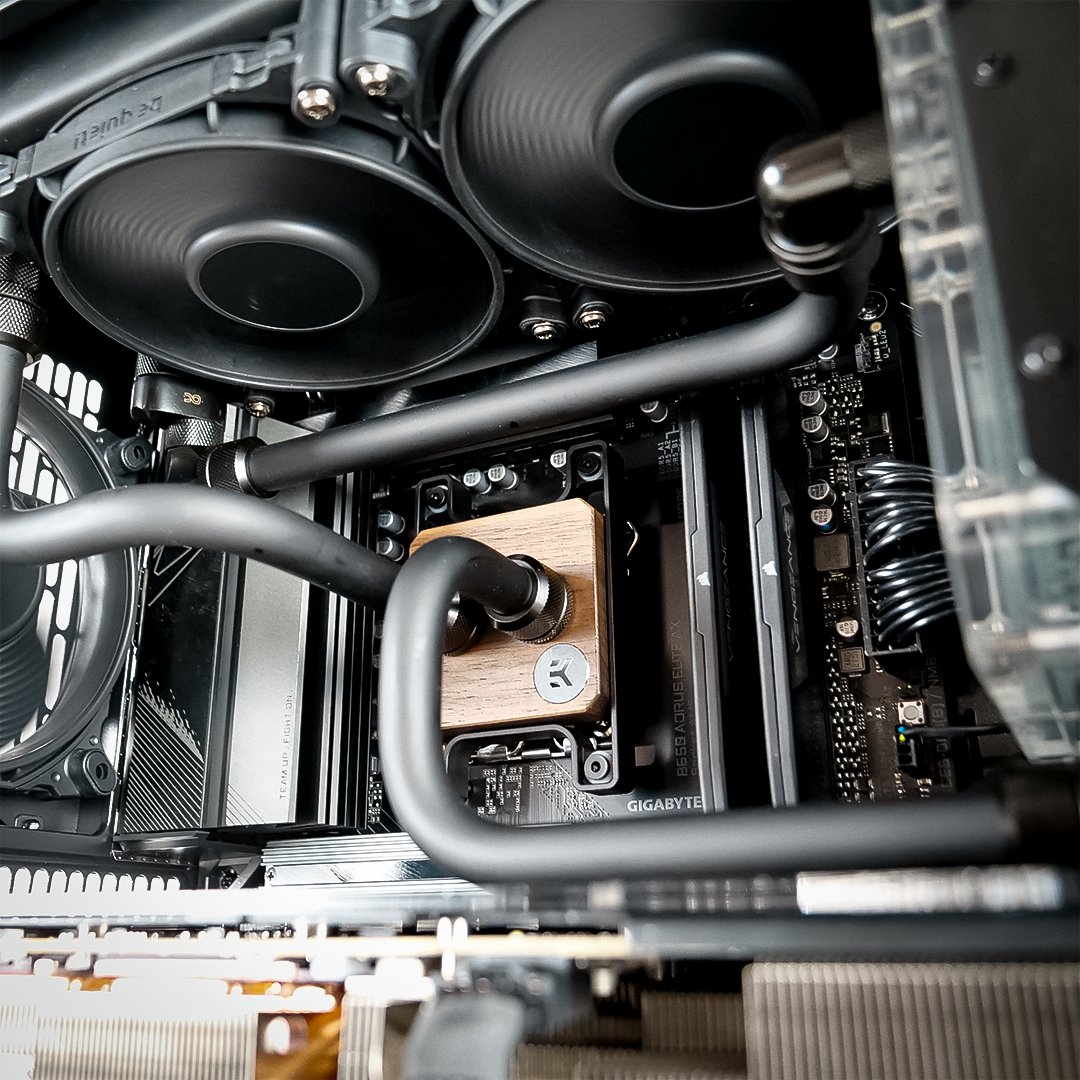 cybertek_fr's tweet photo. 📢 Notre tout nouveau PC Gamer Blackwood est disponible sur notre site https://t.co/cVRj7MGYj3
😍Son design est magnifique avec son boîtier en bois de chez @fractalofficial et ses tuyaux noirs opaques.

#pcgamer #pccustom #watercooling #watercoolingcustom #fractalnorth #cybertek https://t.co/lDsfLWFQHP