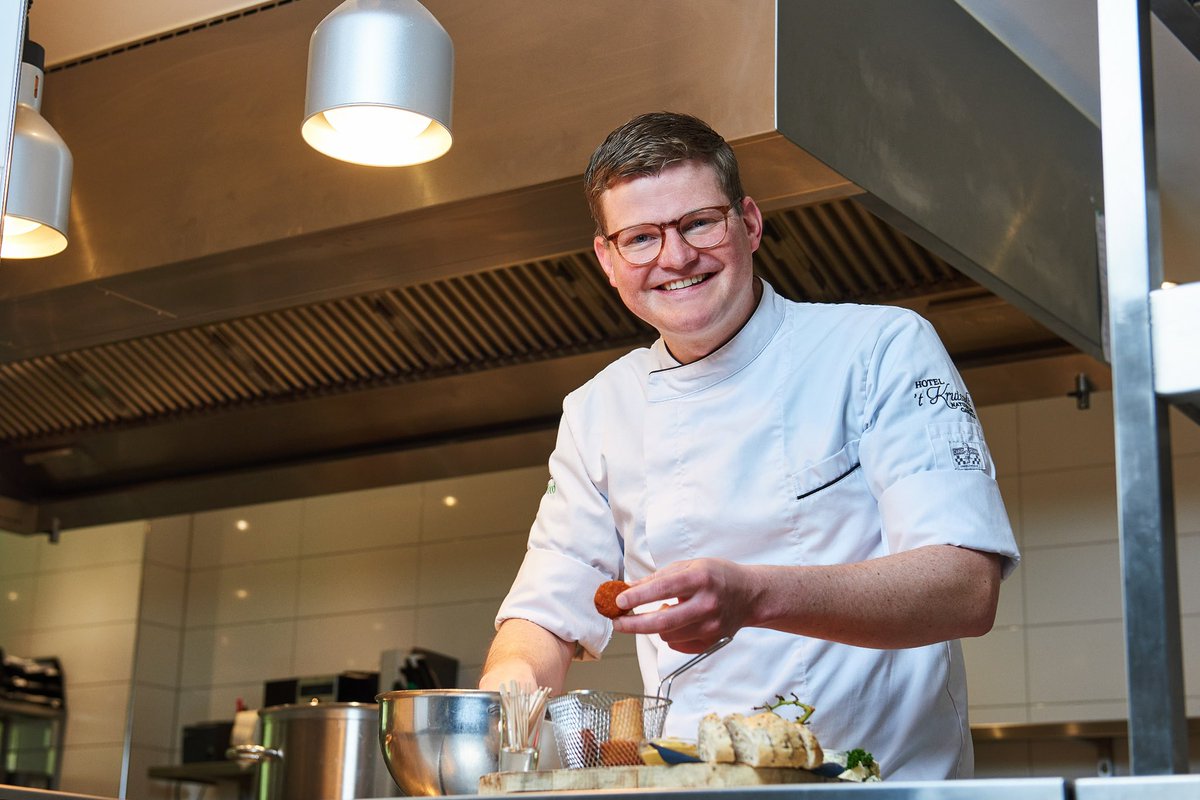 𝐁𝐞𝐧 𝐣𝐢𝐣 𝐥𝐞𝐞𝐫𝐦𝐞𝐞𝐬𝐭𝐞𝐫 𝐢𝐧 𝐝𝐞 𝐡𝐨𝐫𝐞𝐜𝐚? 🤩
Van maandag 26 juni t/m donderdag 29 juni kunnen leermeesters in het horecavak een bezoek brengen aan één of meerdere leerbedrijven aan de top. Met toffe rondleiding &amp; culinaire verrassing! ⤵️
svh.nl/Leermeester/Le…