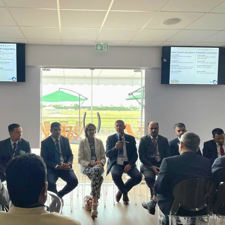 Les industriels 🇨🇵 et 🇮🇳 se réunissent au séminaire GIFAS - <a href="/SIDMIndia/">Society of Indian Defence Manufacturers</a>, avec la participation de Shri Rajiv Bansal, secretaire général de l'aviation civile Inde et du Dr Samir V Kamat, secrétaire général du <a href="/DRDO_India/">DRDO</a> ▶ en partenariat avec @BusinessFrance au @salonduBourget