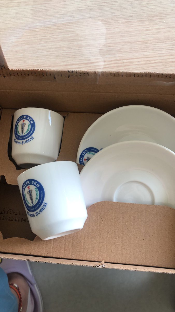 Memurun maaşını asgarî ücrete eşitleyen sarı sendika keyifle içebilmemiz için fincan takımı dağıtıyor. 
Türk kahvesine gelen %80 zam ve memura verilen %25 zam hiç mi zorunuza gitmiyor. Bunun muhasebesini yapabilecek bir akıllı yok mu aranızda ?