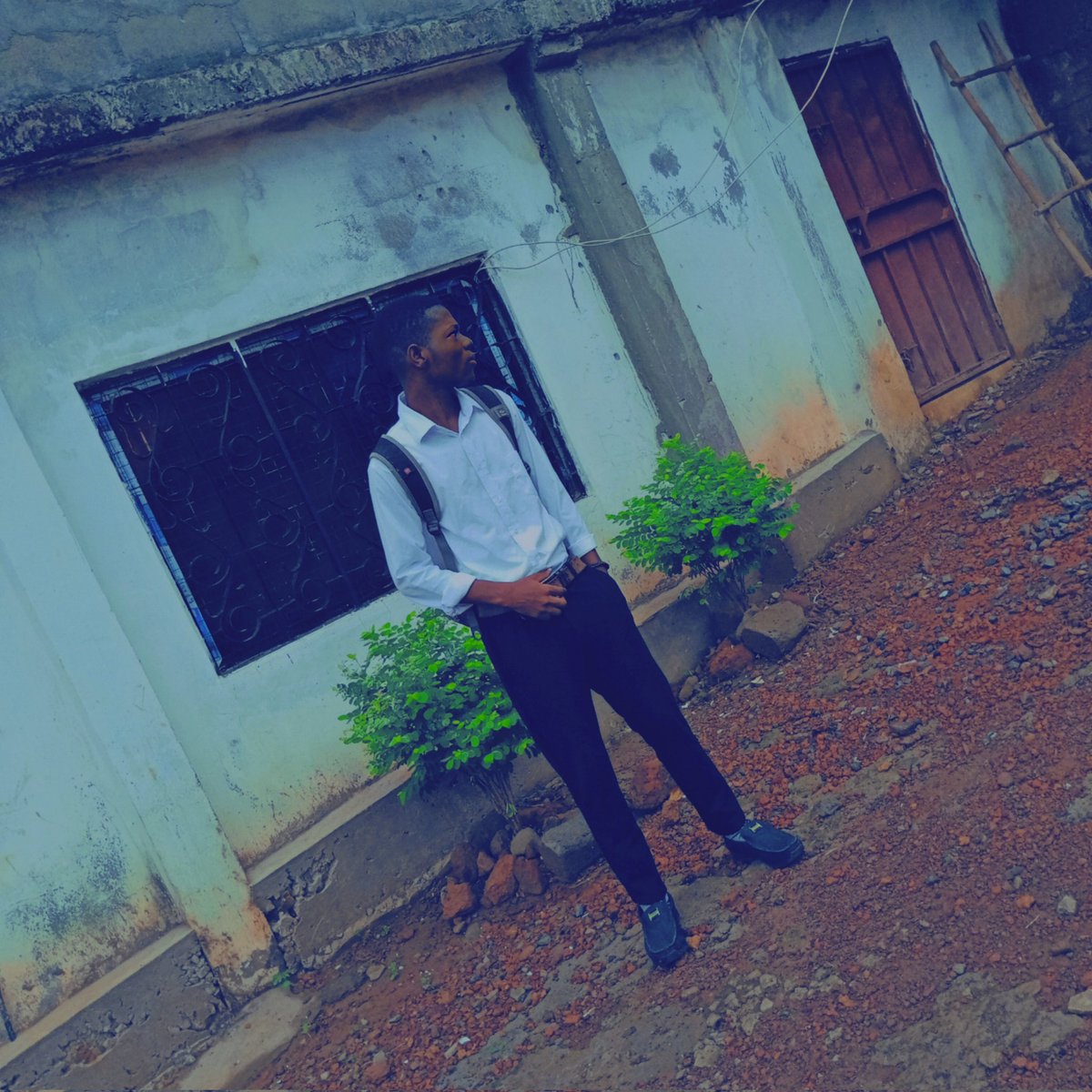 MohamedPhoday's tweet photo. Strictly official 👔
#lookfar
#SaloneTwitter https://t.co/0lCbbuBS3F