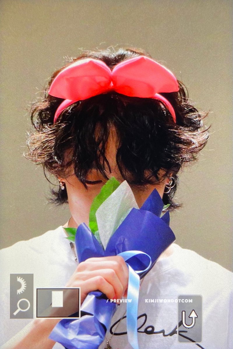 19951221_com's tweet photo. 230620 프롬스토어 정말 꽃이다 💐
#BOBBY #바비 #バビ https://t.co/ia60zANDK7
