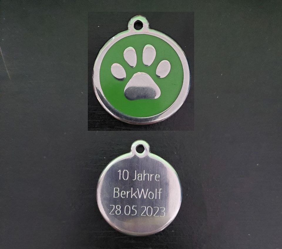 It is done. And here is the proof.

After my 24 h stream on #Twitch, the community, by eagerly donating bits and donates, had given me the task to order a green harness / collar and dog tag.

You torment me with the green^^
Thanks guys😋

#Harness &amp; #collar made by <a href="/skipp_wolf/">Skippwolf</a> ❤️