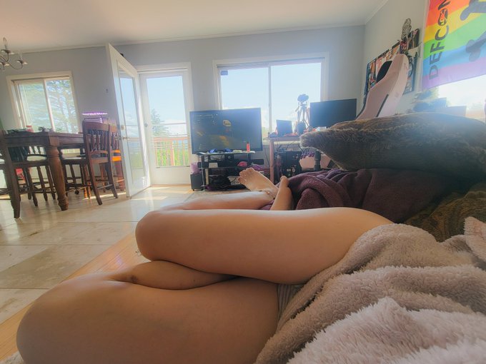 Wanna snuggle, smoke some weed and watch the world cup downhill finals. https://t.co/Eu4db7CDeq