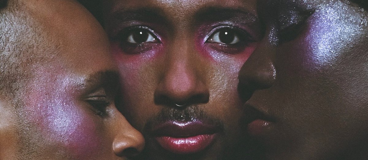 No âmbito do #BairroEmFesta, teremos uma projeção especial de #CinemaNegraQueer: #TrueColors &amp; #Velveteen do coreógrafo e realizador #DavidJAmaro. A não perder às 19h no auditório do #GoetheInstitutLisboa, com conversa após a sessão. Entrada gratuita. 💜🌈 buff.ly/43TPwqH