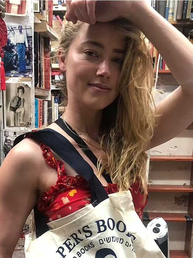 Amber Heard + Books 
Too sad to see Amber's scars still visible after Johnny dragged her on the countertop 

#InTheFire 
#AmberIsWorthIt