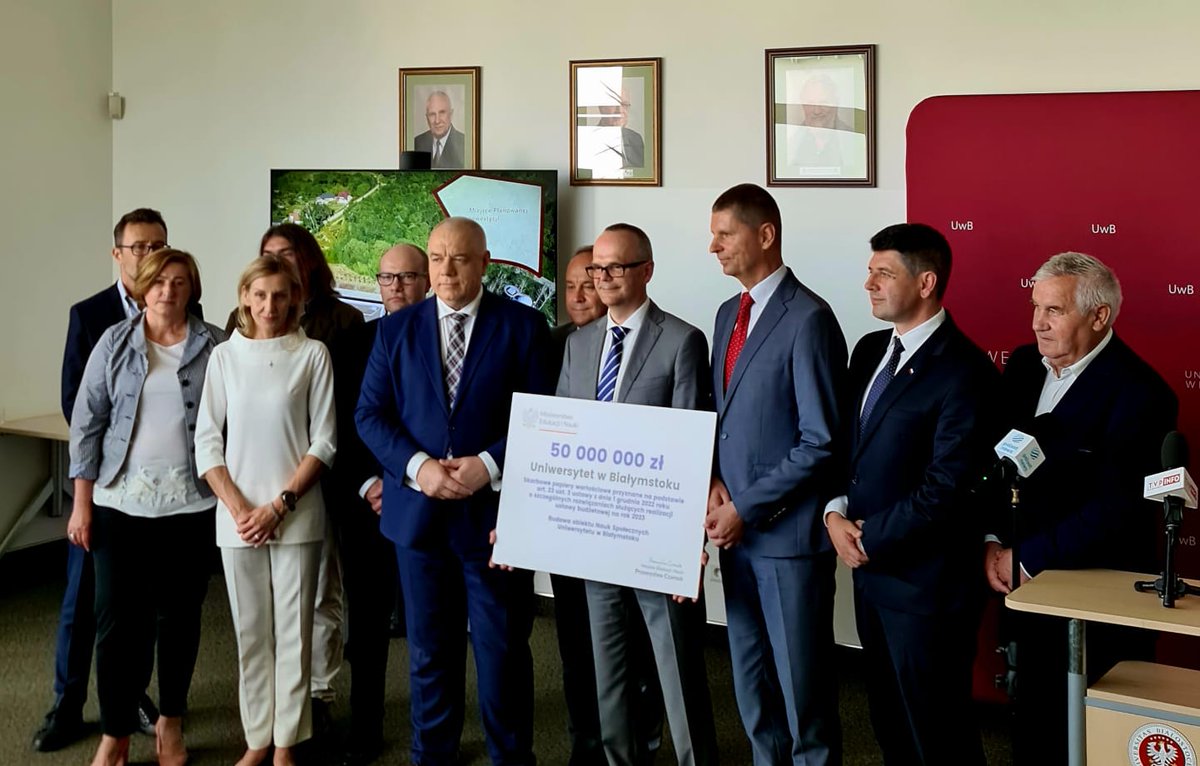 MAPGOVPL's tweet image. Wicepremier @SasinJacek uczestniczył w przekazaniu czeku na dofinansowanie budowy nowej siedziby nauk społecznych - Wydziału Ekonomii i Finansów, Instytutu Zarządzania i Instytutu Socjologii #UWB. Koszt inwestycji to 65 mln zł, a dofinansowanie wyniesie 50 mln zł.