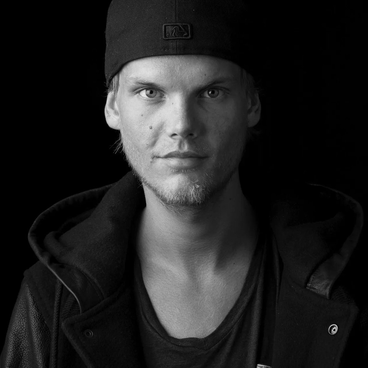 Late Avicii’s “Wake Me Up” certified diamond after becoming the highest performing dance single. ✨
