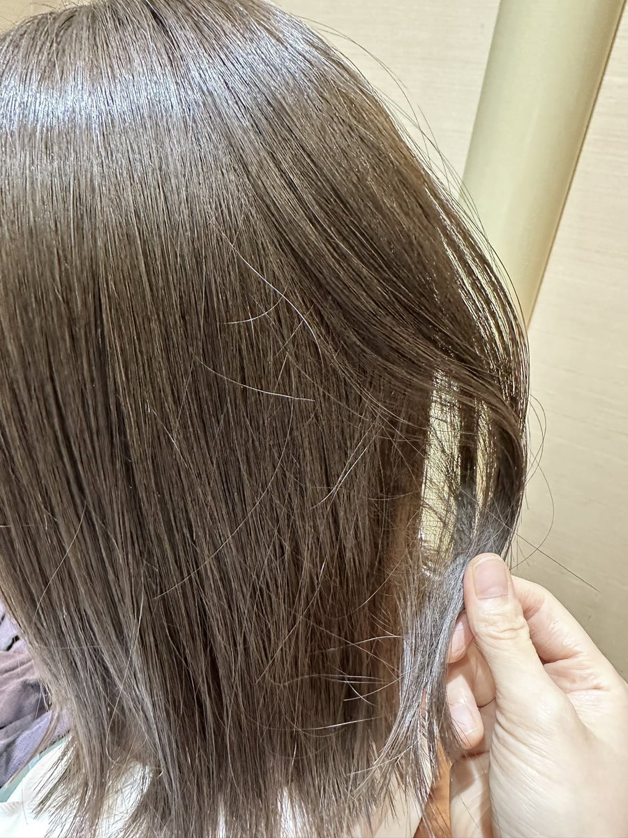 あみちゃん🐈‍⬛

髪の毛伸びてきたねー💇🏼‍♀️
色はオレンジ感をおさえて
#ブルーアッシュ 💙

良き良き🙆‍♀️
そして可愛い🫶🏻

いつもありがとう🙇‍♀️🙏❤️

#能條愛未　
#CELENA #セレナ　
#美容室 #美容師 #ヘアサロン #青山 #表参道  #ショートボブ #ボブ
#ヘアスタイル #トリートメント