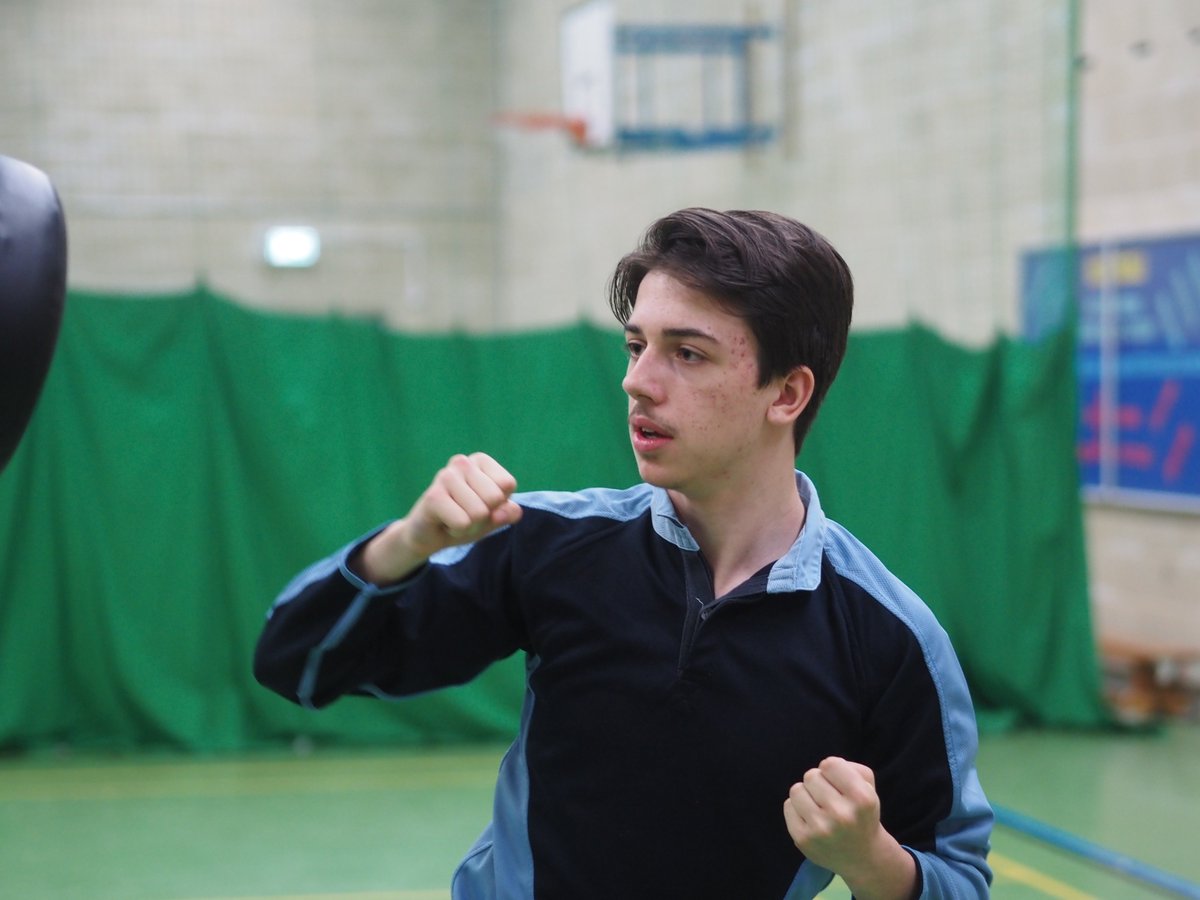 (New) Year 10 have been learning about #selfdefence, #handball, #tabletennis and #martialarts in their PE lessons today as part of #NationalSchoolSportsWeek.  

#NSSW2023 <a href="/YouthSportTrust/">Youth Sport Trust</a> <a href="/CDPSsport/">Deer Park School PE</a> #Cirencester #DeerParkSchool #DeerPark  #CirencesterDeerParkSchool