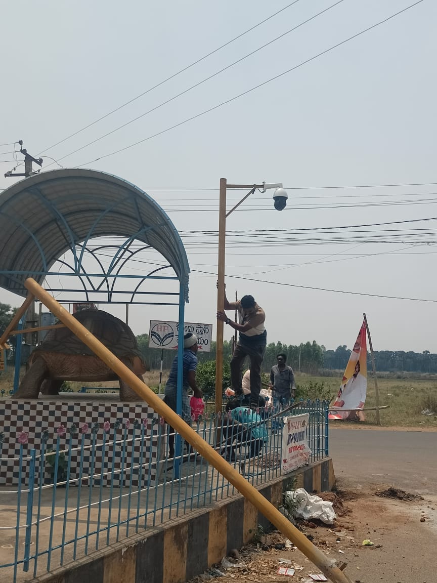 SRIKAKULMPOLICE's tweet photo. నేర నియంత్రణ చర్యల్లో భాగంగా గార మండలం, శ్రీకూర్మం గ్రామ పరిధిలోని ముఖ్యకూడళ్ళలో నిఘా కెమెరాలను ఏర్పాటుచేసిన గార పోలీసులు.
నిరంతరం నిఘా పర్యవేక్షించడం ద్వారా నేర నియంత్రణకు పటిష్ట చర్యలు తీసుకుంటున్నట్లు పోలీసులు తెలిపారు.
@APPOLICE100
#surveillance 
#Srikakulampolice
#CCcameras https://t.co/KIrCzF2VoL