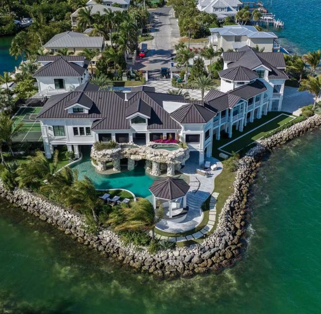 This stunning resort-style home has all the ingredients for a life of relaxation and luxury. 💫✨

#KeyWestLiving #IslandParadise #ResortStyleHome #DreamDestination #TropicalLiving #BeachLife #FloridaKeys#opticaltel #fiber #5G