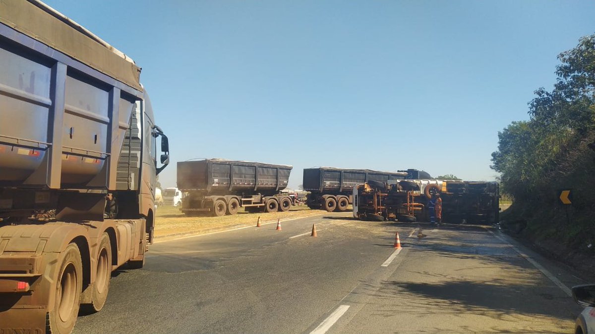 prf_mg's tweet image. 11:00 - Em Ibiá/MG, BR-262 km 678 (ref: trevo de acesso à BR-146), acidente de trânsito sem vítima causa obstrução da pista sentido Triângulo Mineiro. Foi realizado desvio pelo canteiro central, então não há interdição do tráfego. Atenção ao transitar na região.