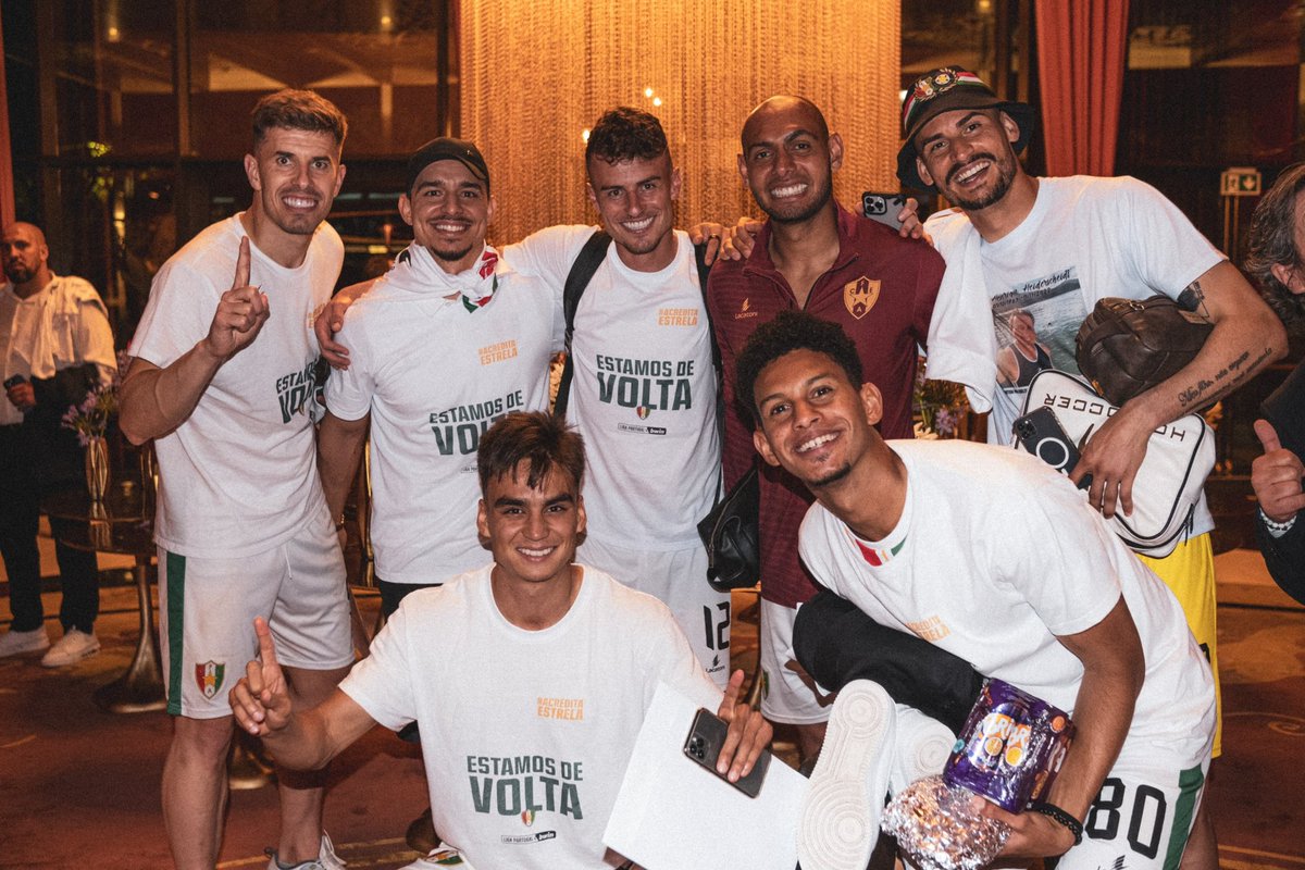 estrelamadora's tweet image. ❗️𝐈𝐧𝐟𝐨𝐫𝐦𝐚𝐜̧𝐚̃𝐨 𝐌𝐞𝐫𝐜𝐡𝐚𝐧𝐝𝐢𝐬𝐢𝐧𝐠 ❗️

👉 Estrelista, já podes adquirir a tua T-shirt “𝐄𝐬𝐭𝐚𝐦𝐨𝐬 𝐝𝐞 𝐕𝐨𝐥𝐭𝐚” no Espaço Tricolor 🤩 (stock limitado)

𝐄𝐬𝐭𝐫𝐞𝐥𝐚 𝐝𝐞 𝐏𝐫𝐢𝐦𝐞𝐢𝐫𝐚! ⭐️

#CFEA #AcreditaEstrela #EstamosdeVolta