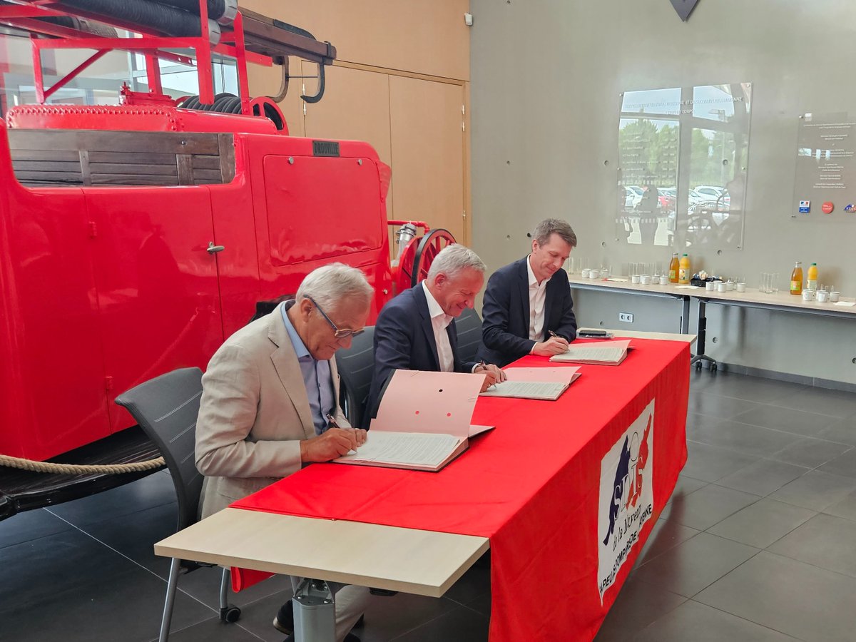 #NDLM2023 🎭 Cet été, le <a href="/sdis53/">Sapeurs-pompiers 53</a> accueillera le festival <a href="/LesNuits53/">Les nuits de la Mayenne</a> le 8 août  avec le spectacle "Les Locataires" du Théâtre d'Air. Un belle date en perspective ! ✨
<a href="/lamayenne/">La Mayenne, le Département</a> <a href="/olivierrichefou/">Olivier Richefou</a> <a href="/benoitmayenne/">Benoît Lion</a>